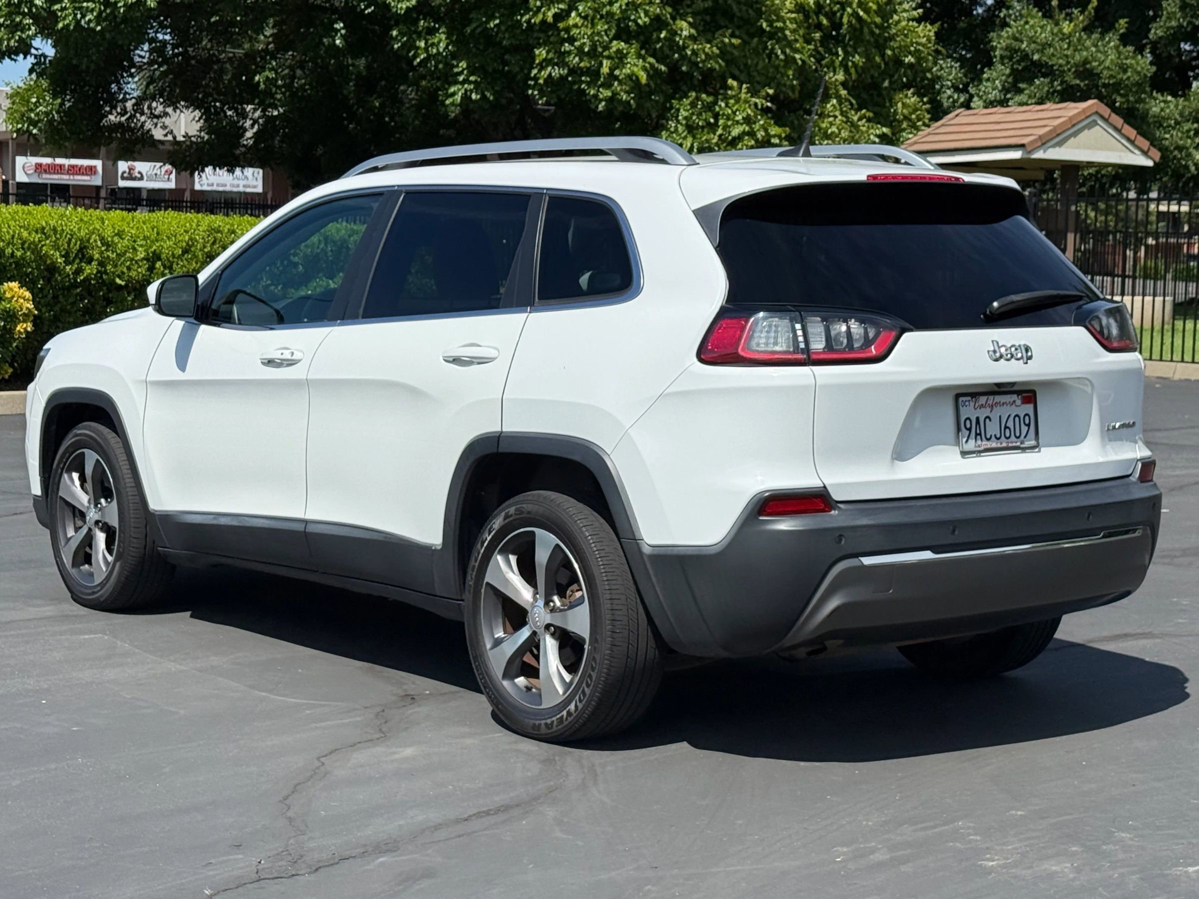 Used 2019 Jeep Cherokee Limited image 7