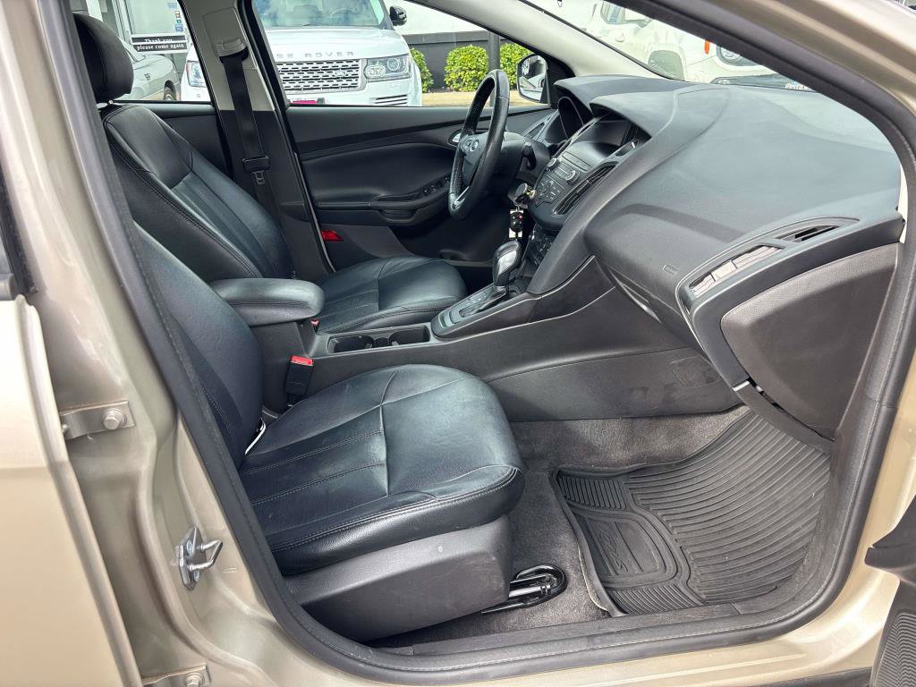 Used 2018 Ford Focus SE w/ SE Appearance Package image 12