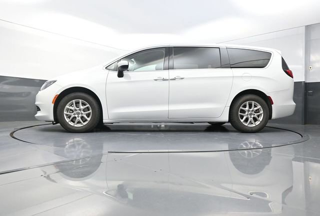 Used 2023 Chrysler Voyager LX image 34