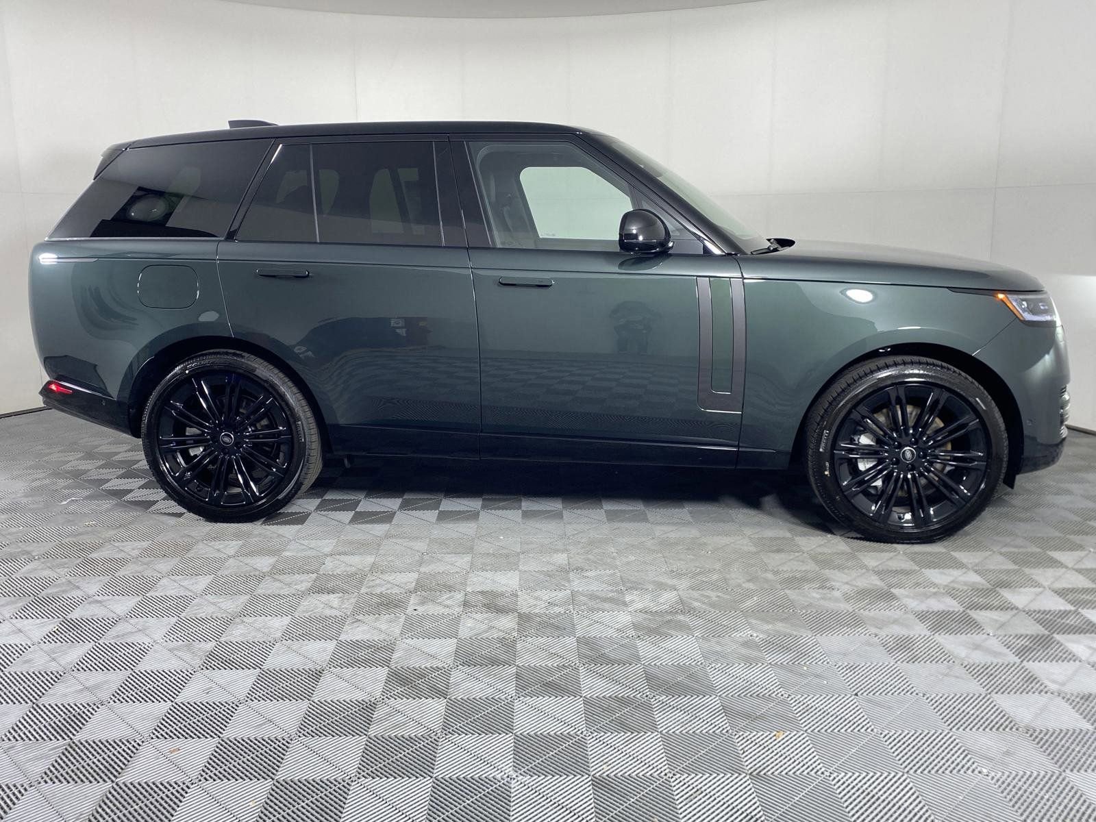 New 2025 Land Rover Range Rover SE image 7