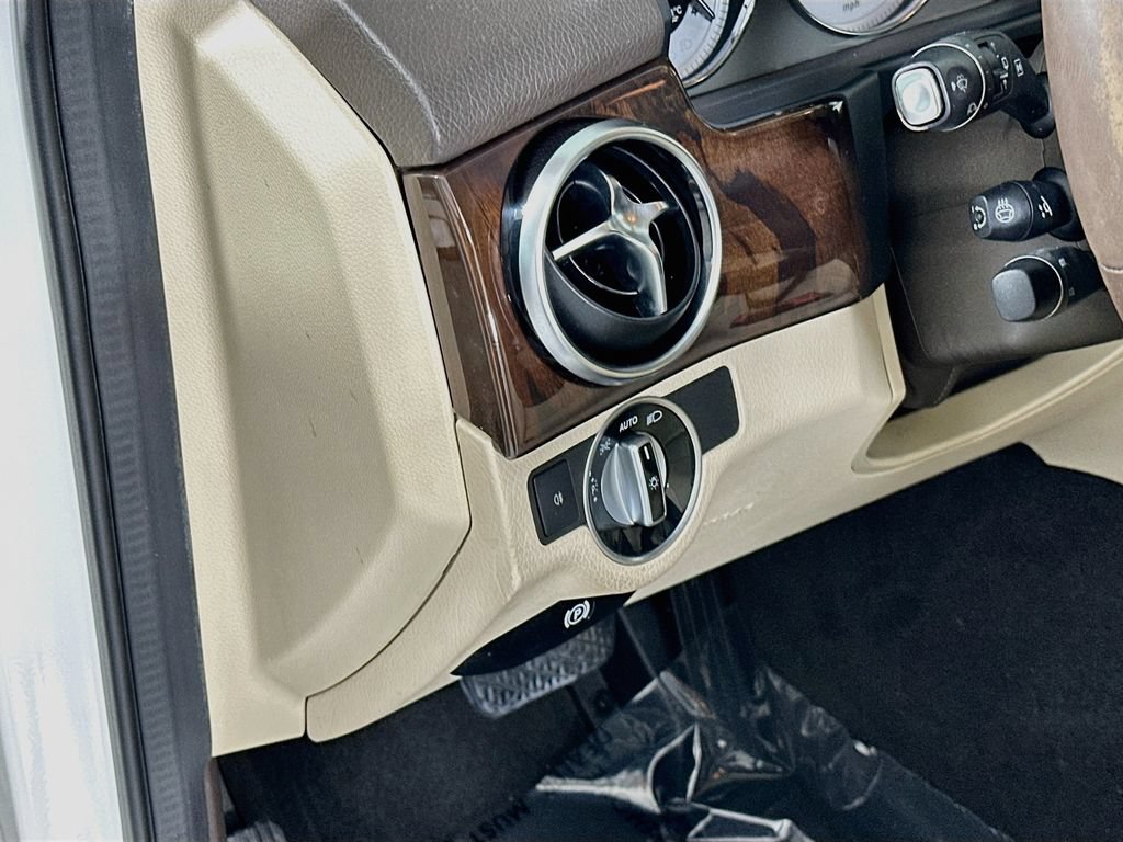 Used 2015 Mercedes-Benz GLK 350 4MATIC image 11