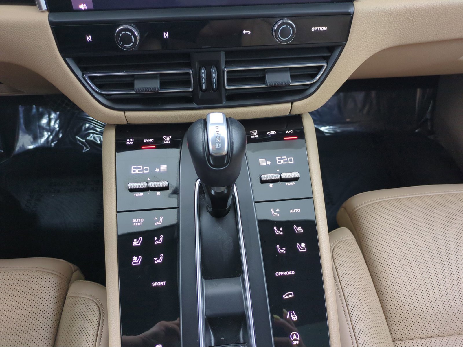 Certified 2023 Porsche Macan Turbo image 13