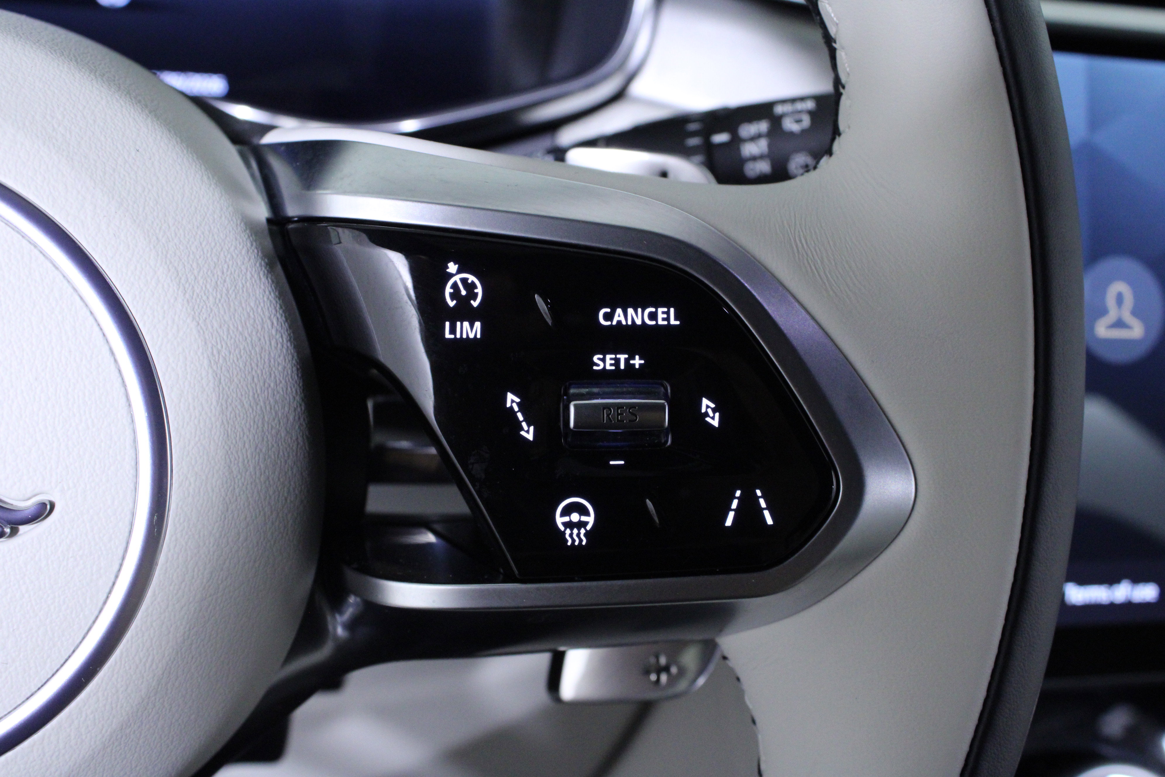 Used 2025 Jaguar F-PACE R-Dynamic S image 22