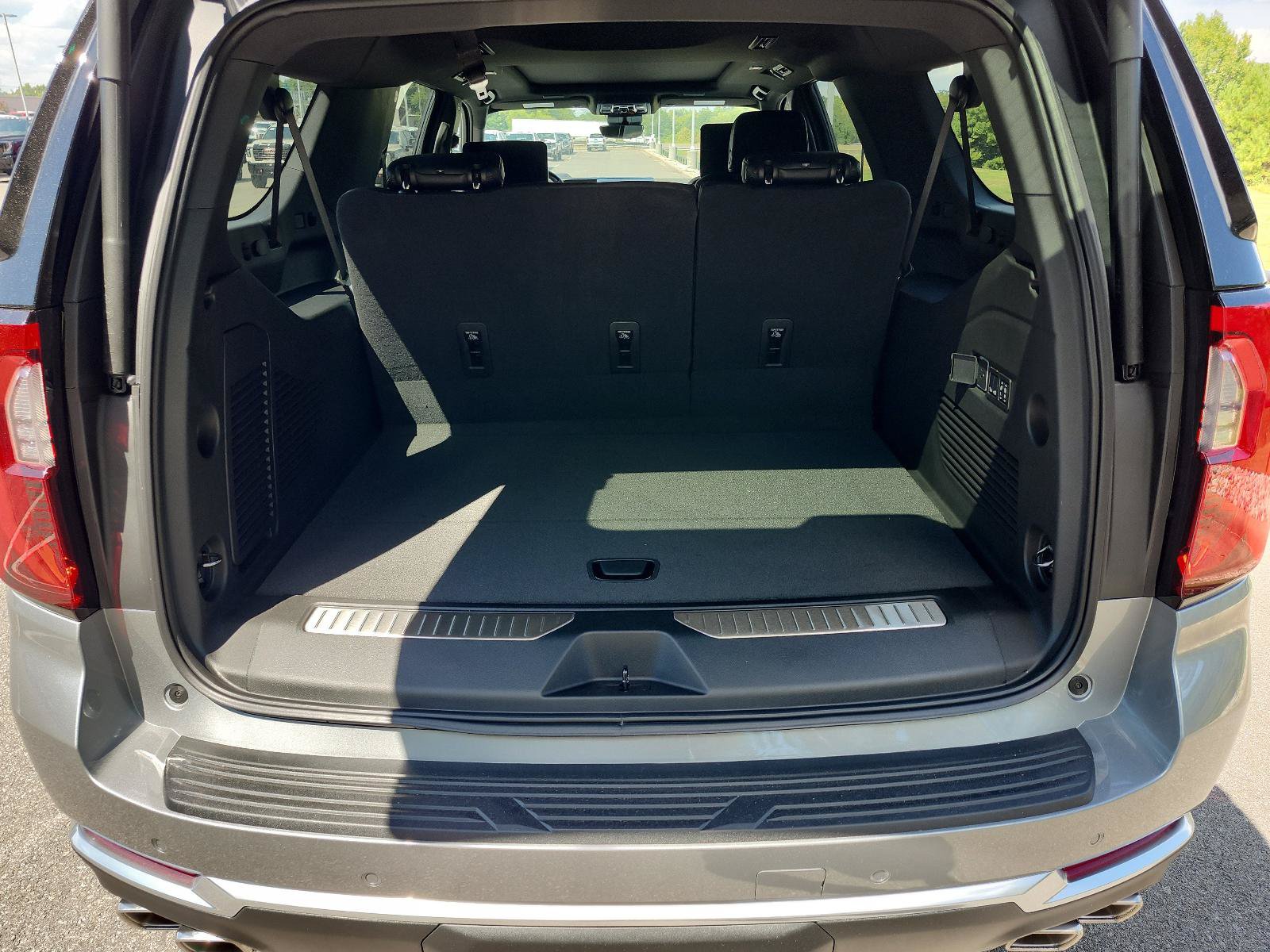 New 2026 GMC Yukon XL Denali w/ Denali Reserve Package AWD/4WD image 8