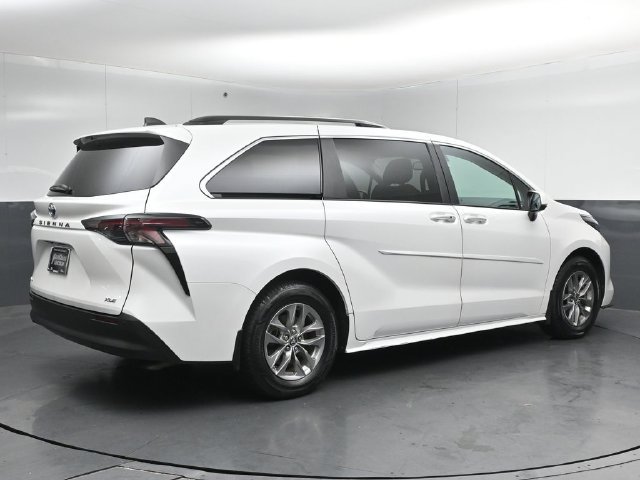 Used 2025 Toyota Sienna XLE w/ XLE Plus Package AWD/4WD image 7