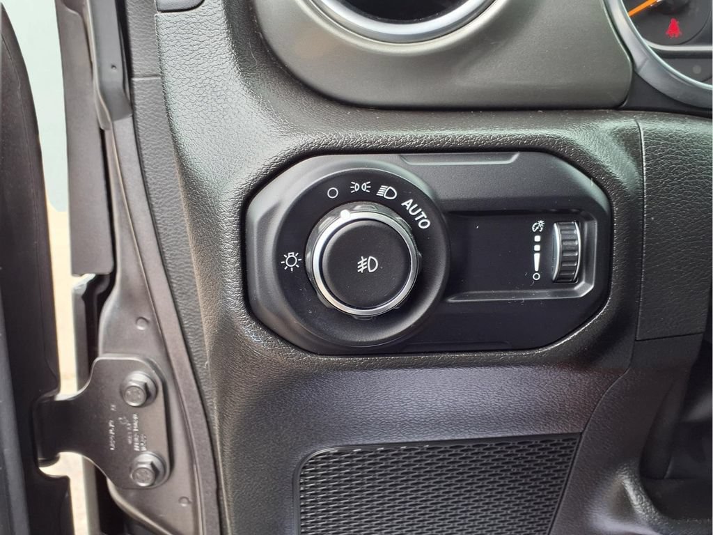 Used 2023 Jeep Wrangler Unlimited Sahara AWD/4WD image 17