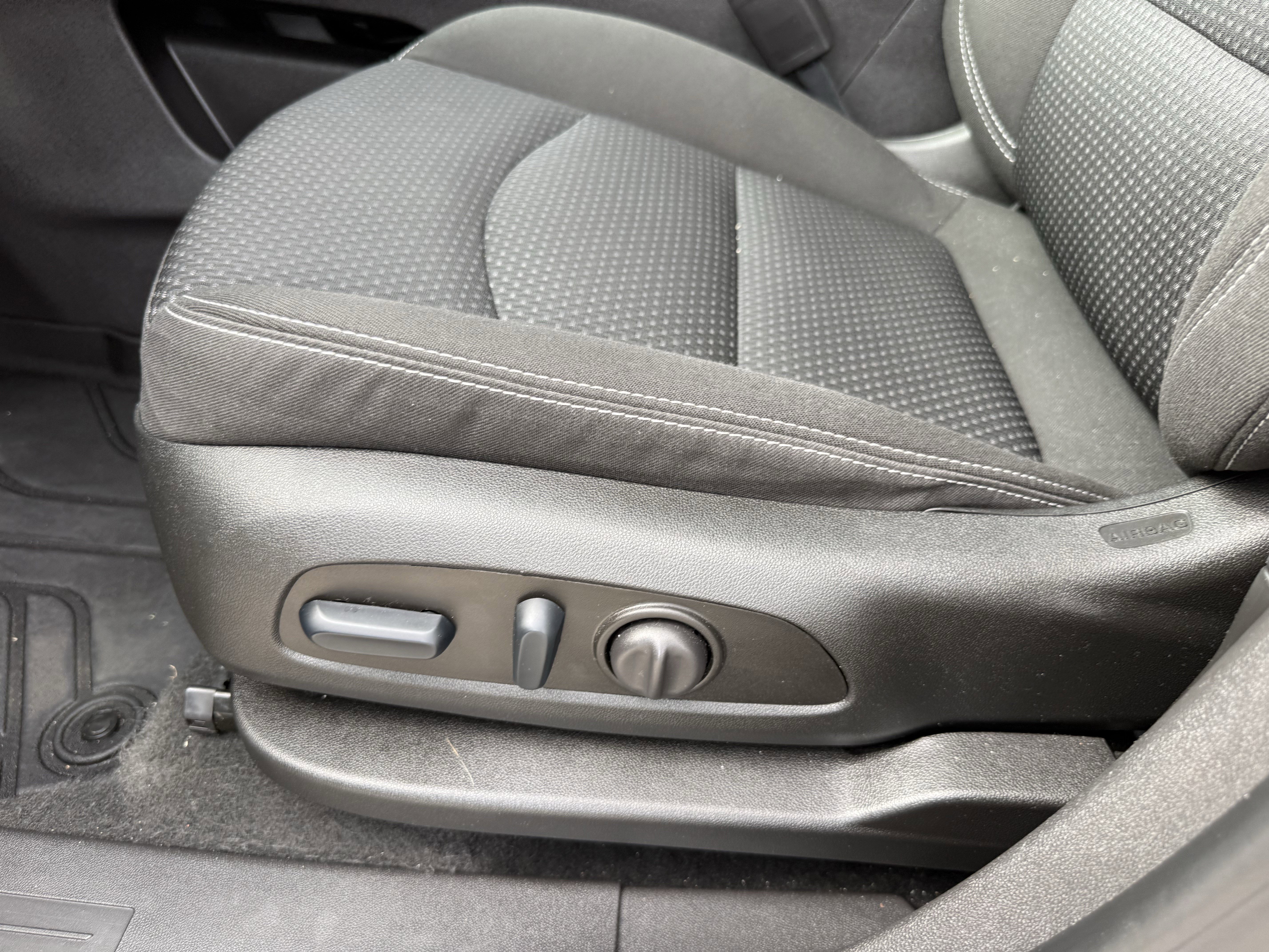 Used 2024 GMC Terrain SLE w/ Driver Convenience Package image 29