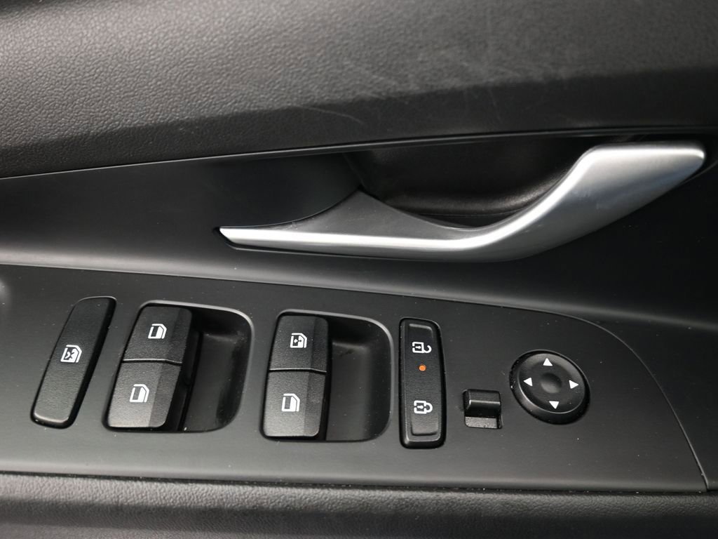 Used 2025 Hyundai Elantra SEL image 17