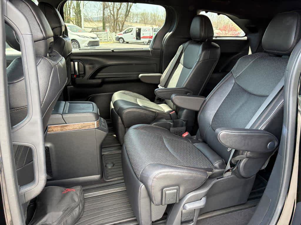 Used 2025 Toyota Sienna Platinum FWD image 8