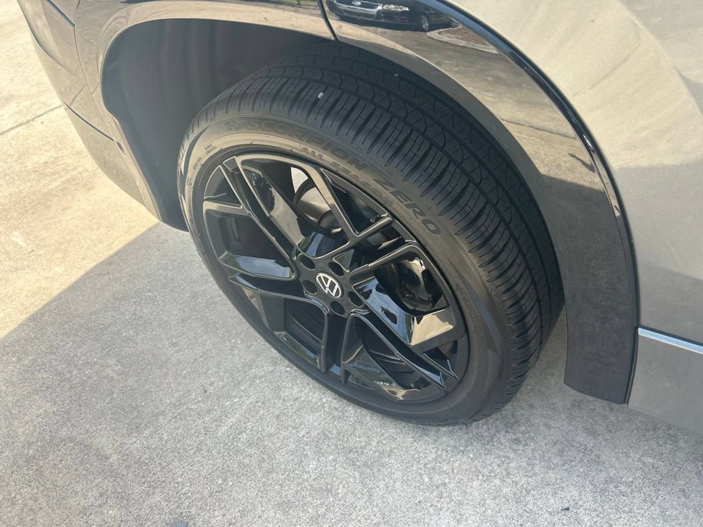 Certified 2025 Volkswagen Tiguan SE R-Line AWD/4WD image 29