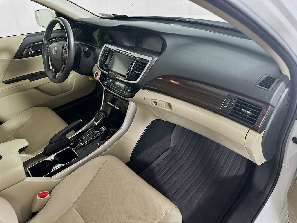 Used 2017 Honda Accord Touring image 31