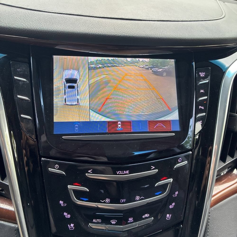 Used 2020 Cadillac Escalade Luxury w/ LPO, Radiant Package AWD/4WD image 10