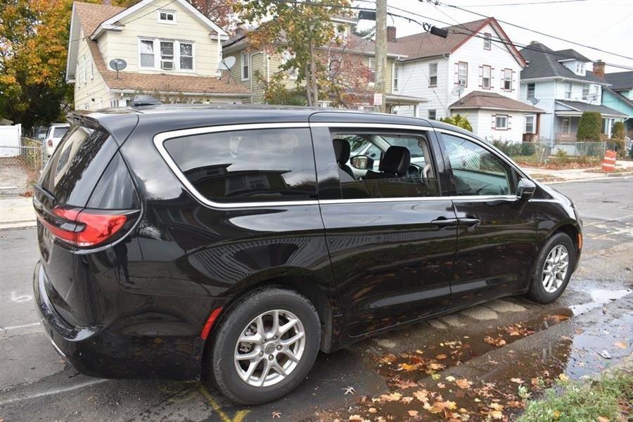 Used 2025 Chrysler Pacifica Select FWD image 4