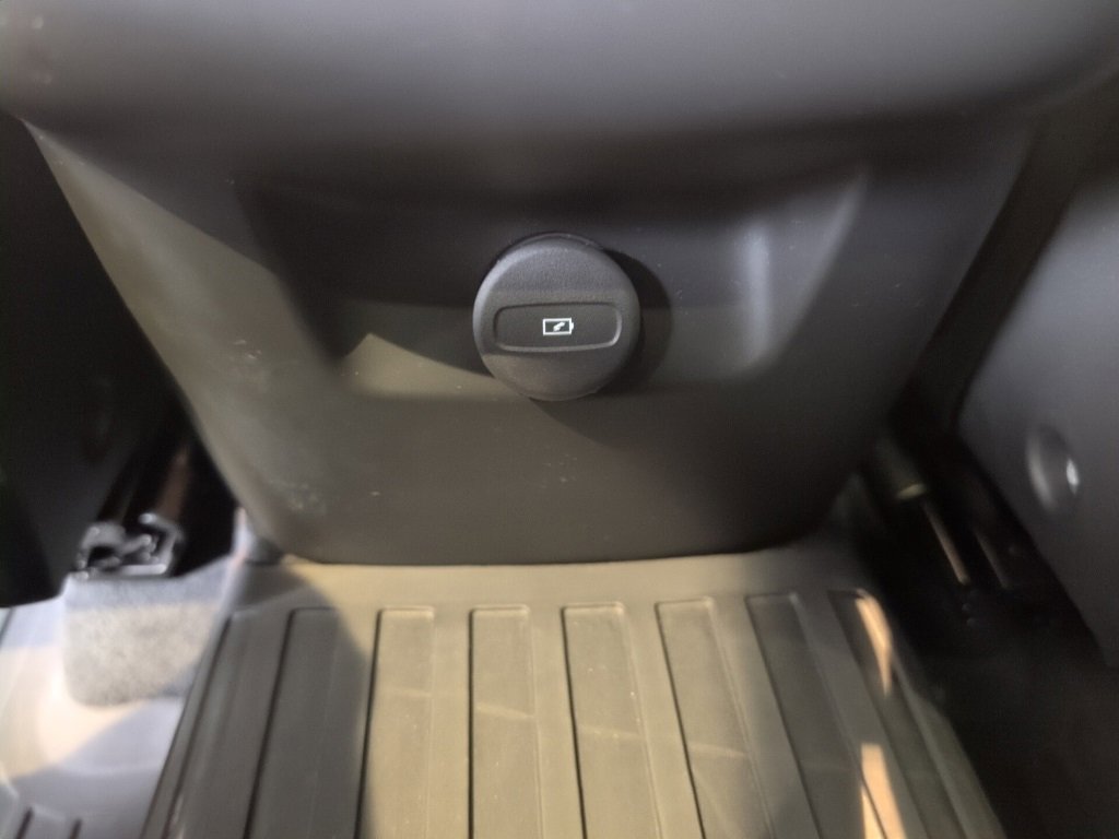 Used 2022 Volvo XC60 B5 Momentum w/ Advanced Package image 36