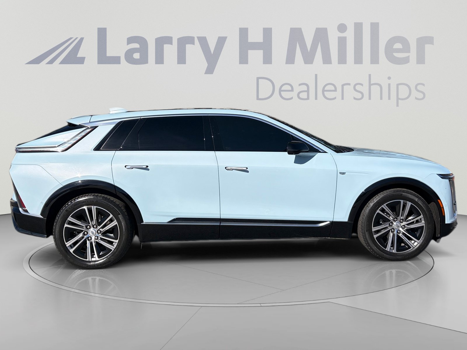Used 2024 Cadillac Lyriq Luxury w/ LPO, Floor Liner Package AWD/4WD image 6