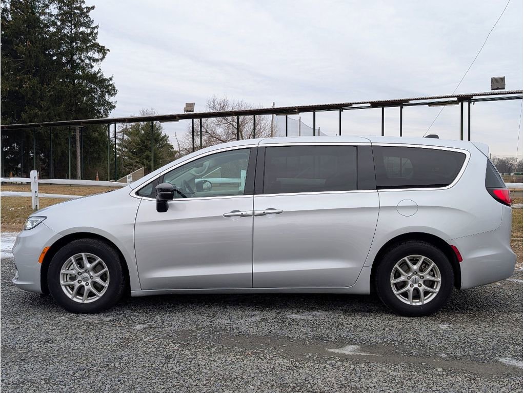 Used 2024 Chrysler Pacifica Touring-L image 4