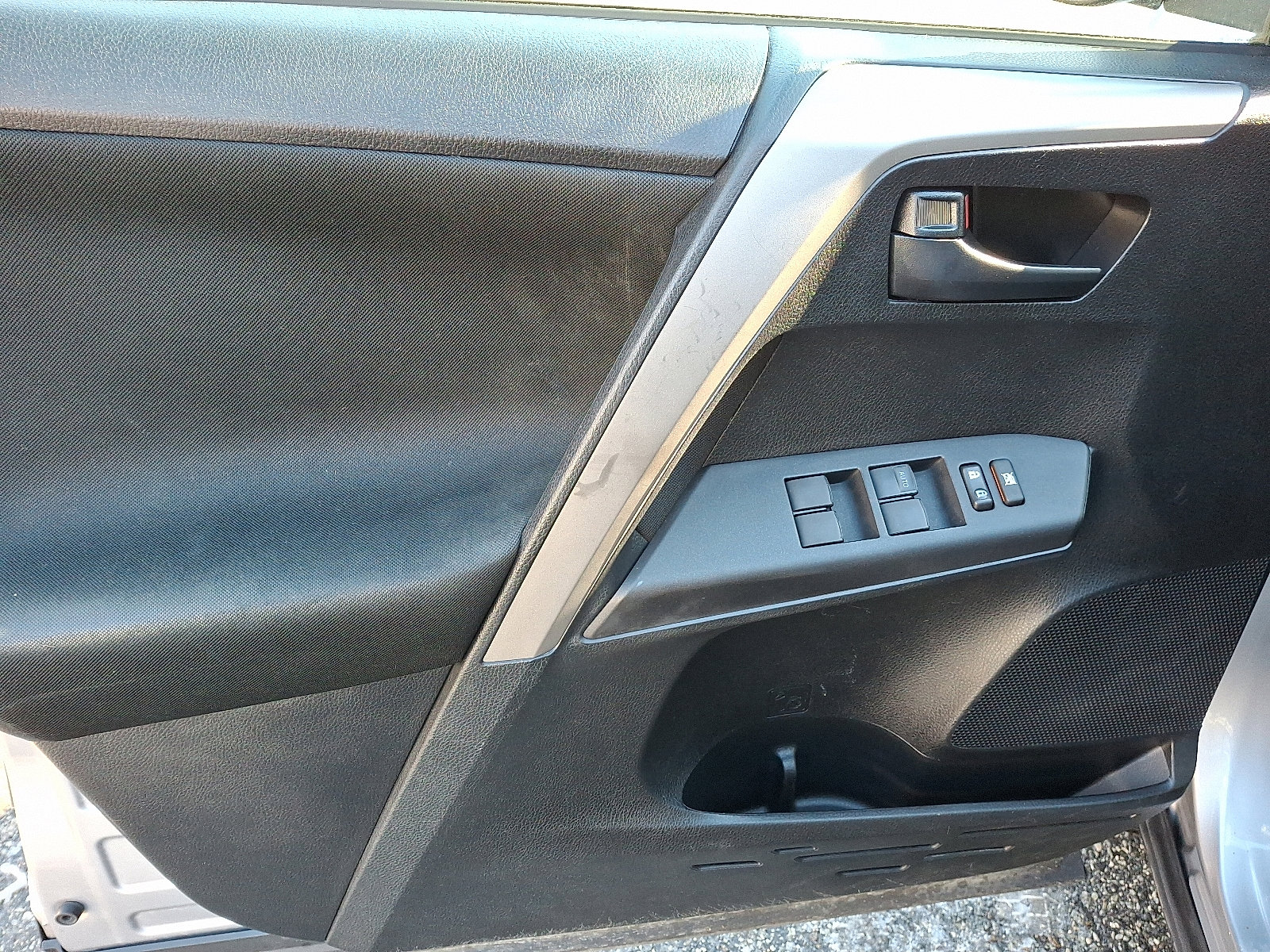 Used 2017 Toyota RAV4 LE image 14