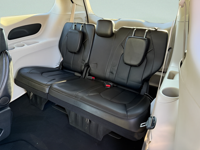 Used 2024 Chrysler Pacifica Touring-L FWD image 8