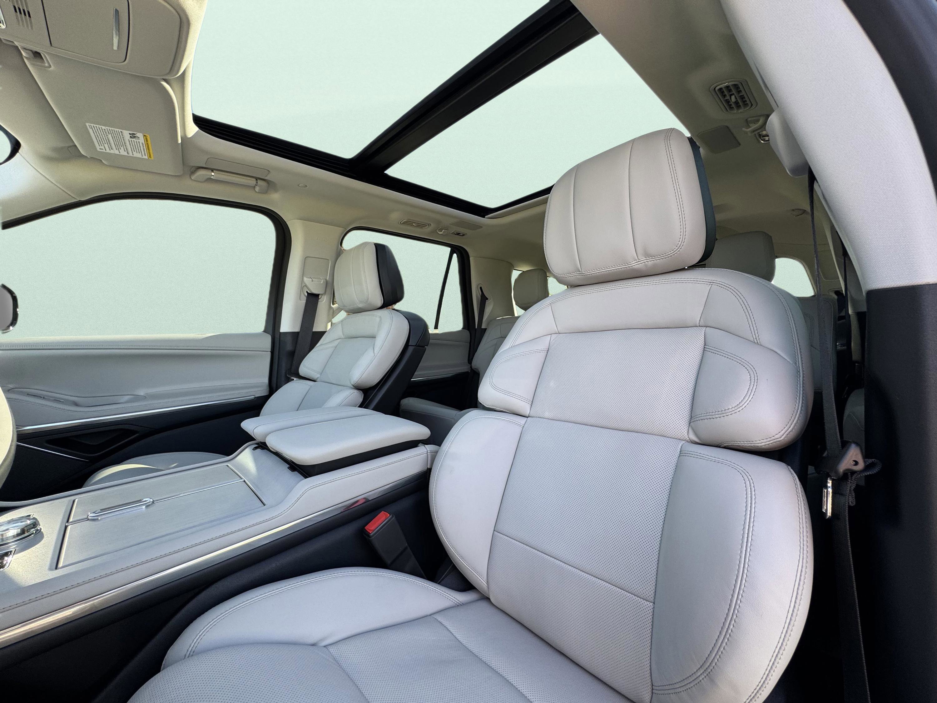 Used 2025 Lincoln Navigator Reserve AWD/4WD image 13