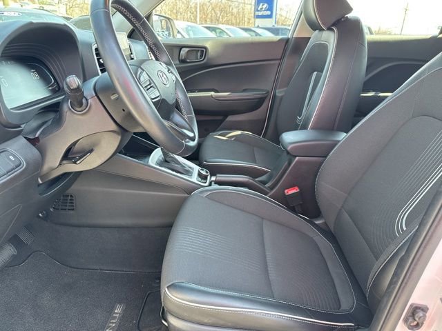 Used 2023 Hyundai Venue Limited image 20