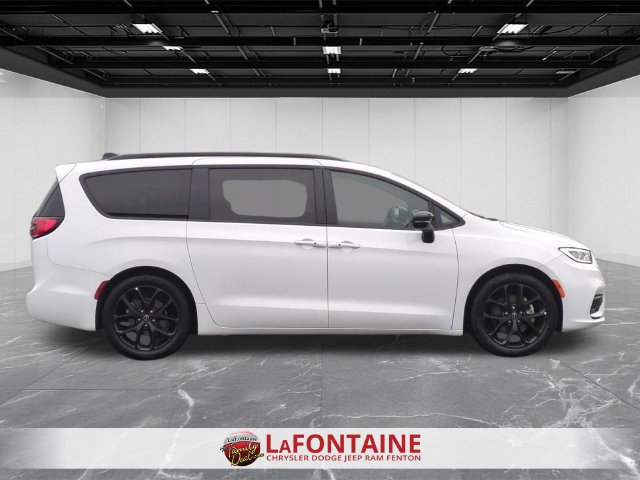 Used 2025 Chrysler Pacifica Limited FWD image 6