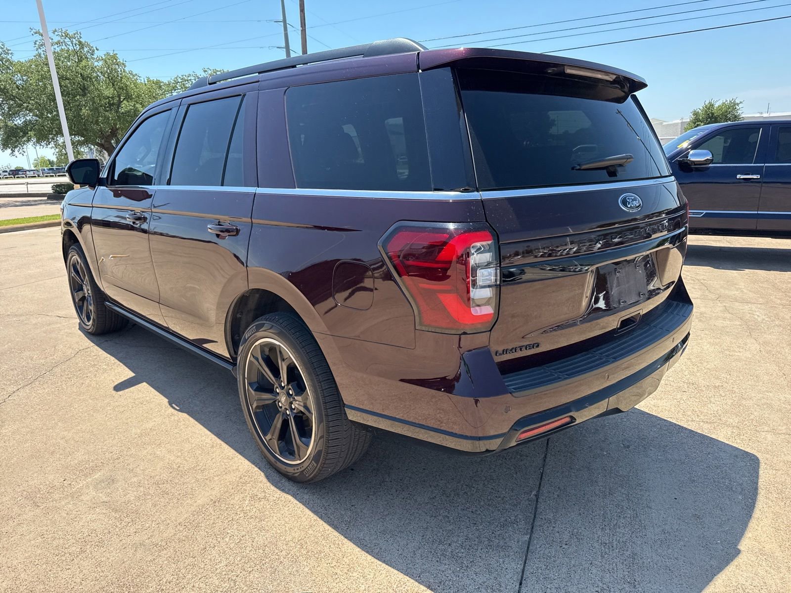Used 2024 Ford Expedition Limited AWD/4WD image 5
