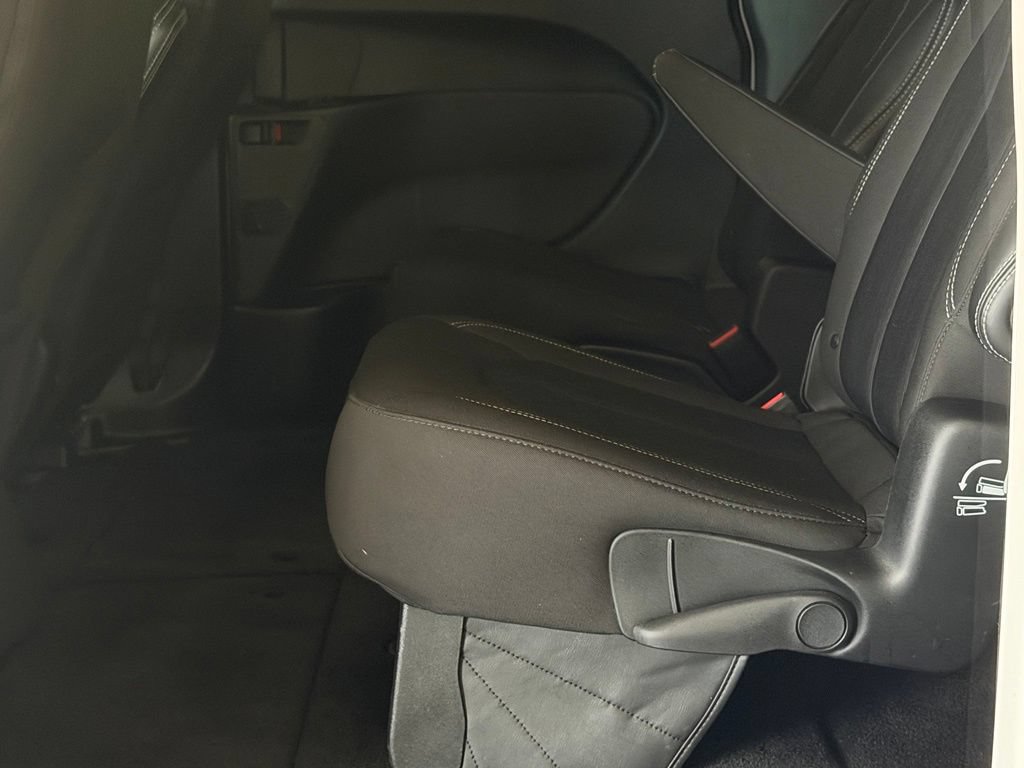 Used 2024 Chrysler Pacifica Touring FWD image 23
