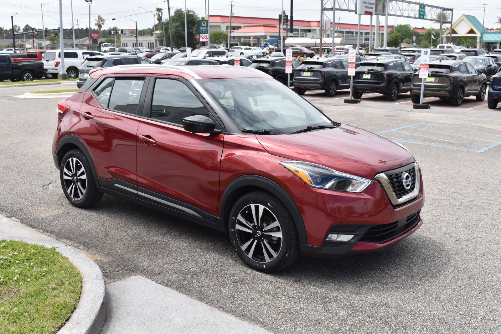 Used 2020 Nissan Kicks SR image 16