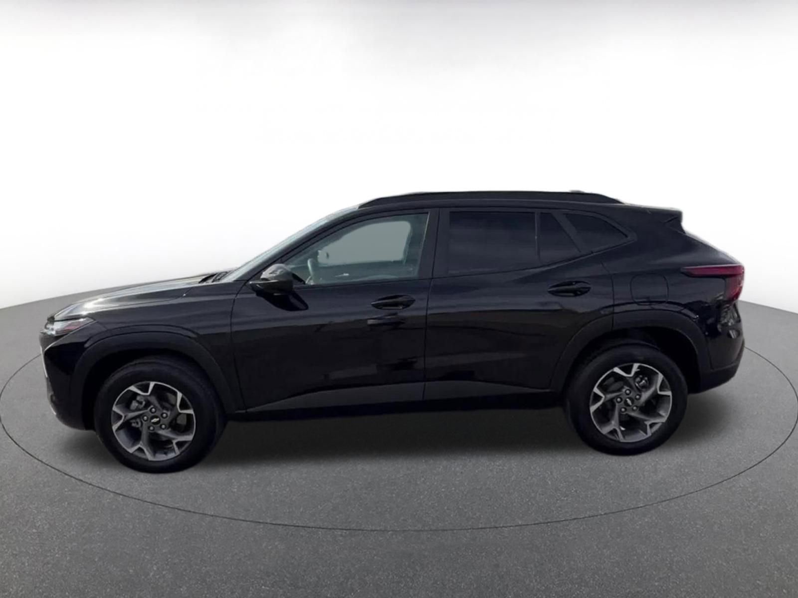 Used 2025 Chevrolet Trax LT FWD image 9