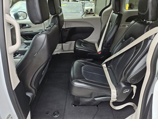 Used 2023 Chrysler Pacifica Touring-L FWD image 16