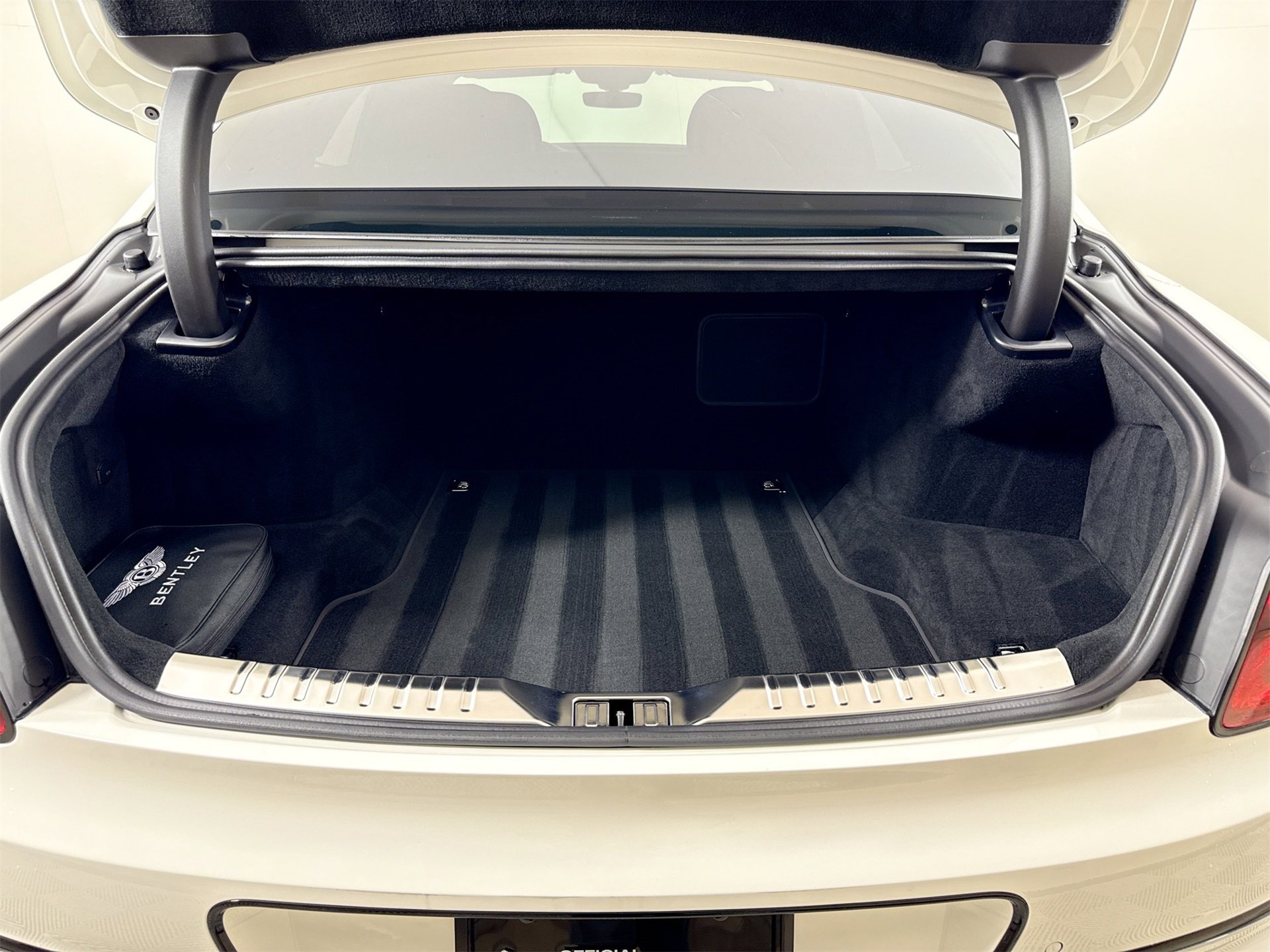Used 2023 Bentley Flying Spur W12 image 27