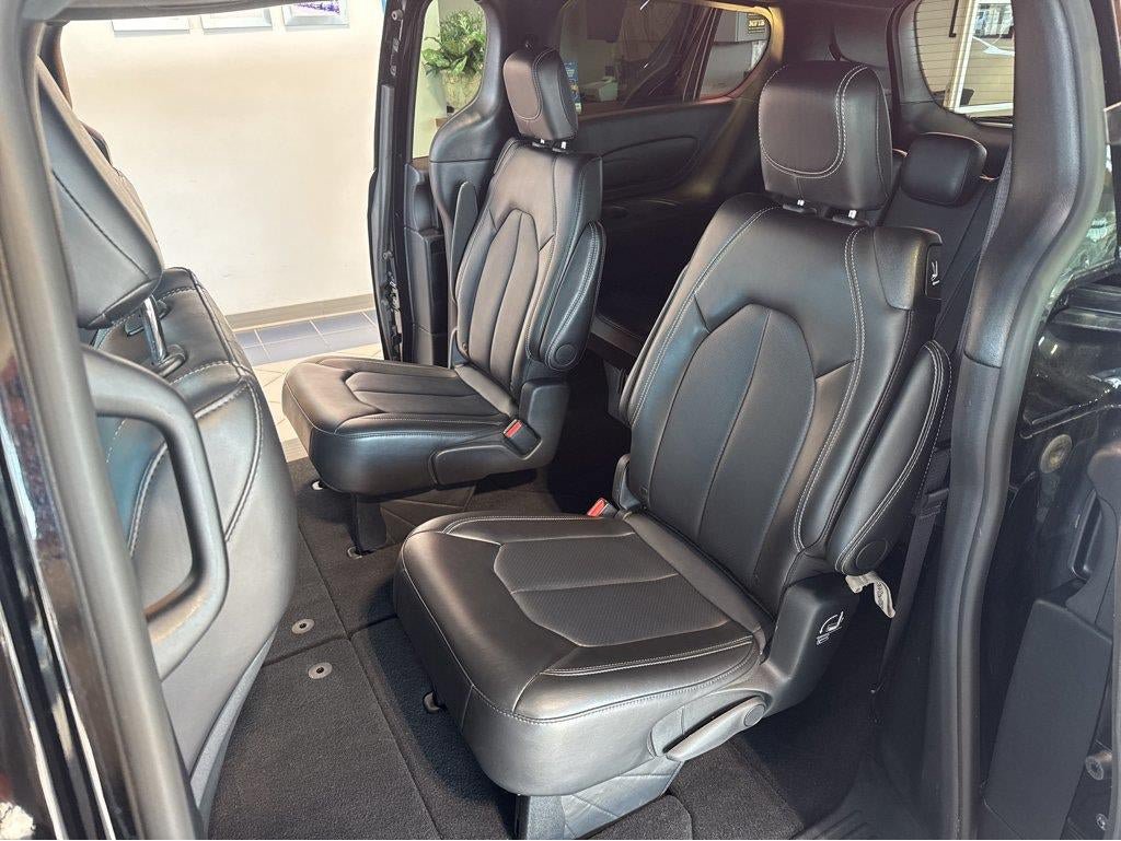 Used 2025 Chrysler Pacifica Select FWD image 32