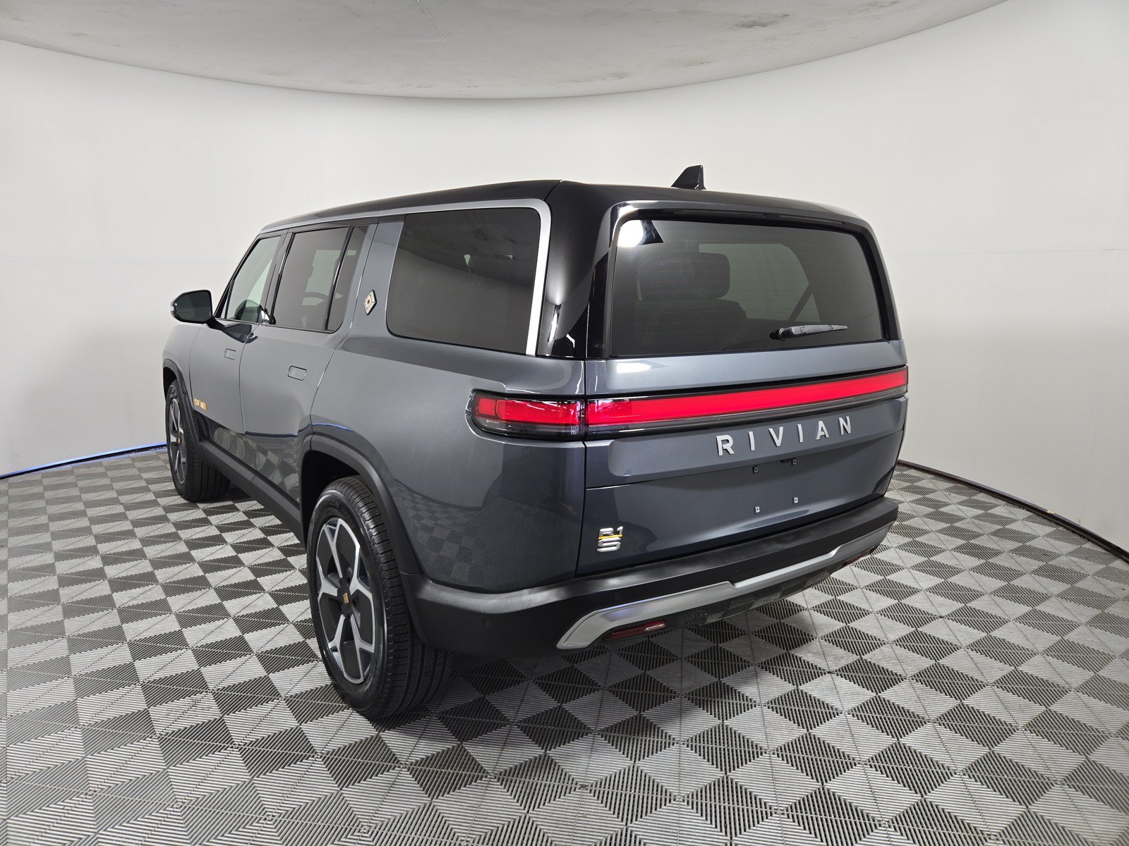 Used 2024 Rivian R1S Adventure AWD/4WD image 3