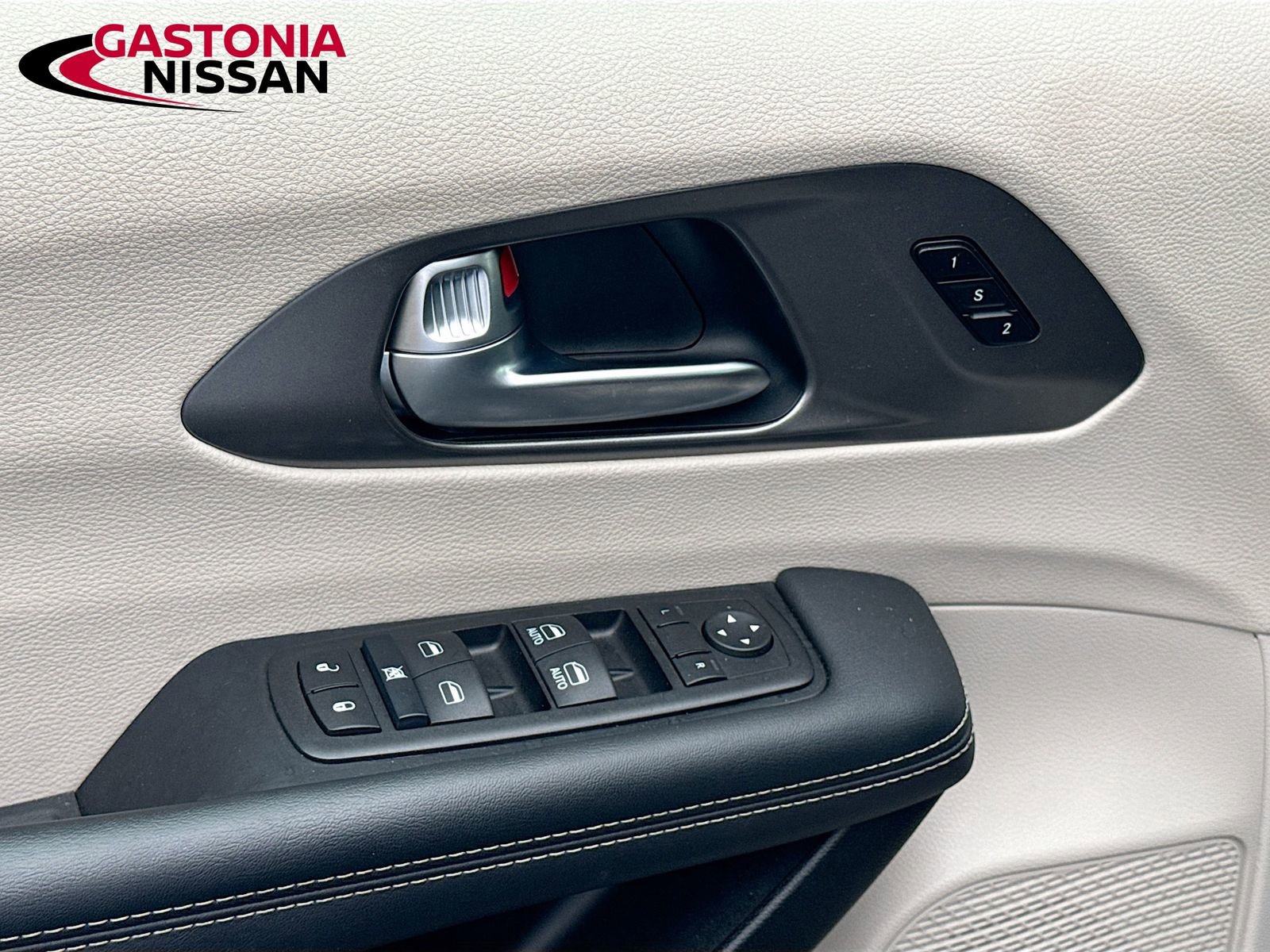 Used 2024 Chrysler Pacifica Touring-L FWD image 22