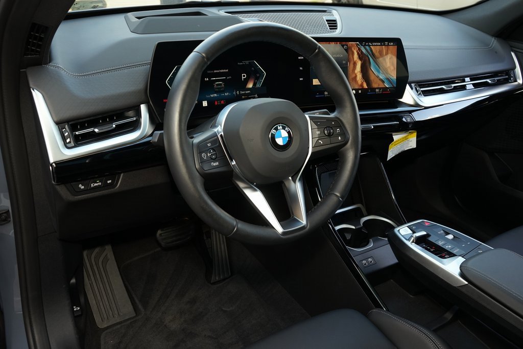 Used 2025 BMW X2 xDrive28i image 2