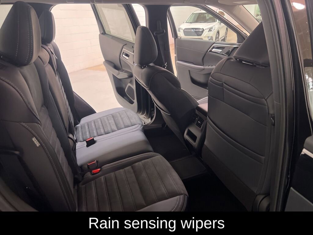 New 2025 Mitsubishi Outlander SE image 13