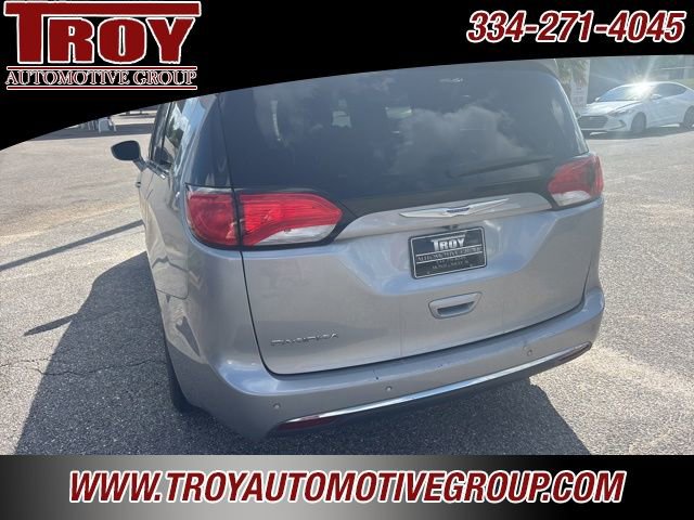 Used 2018 Chrysler Pacifica Touring-L image 8