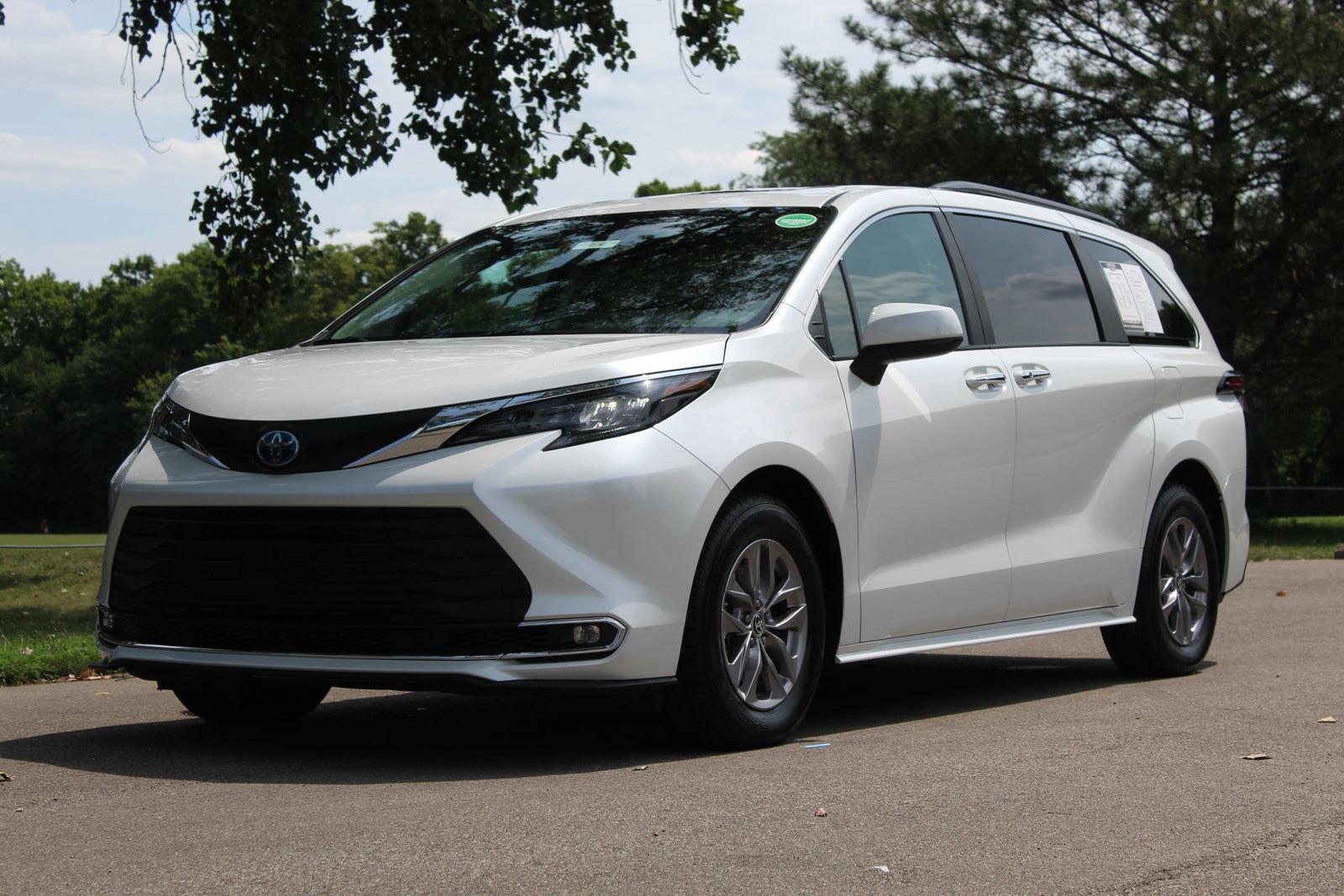 Used 2024 Toyota Sienna XLE FWD image 4