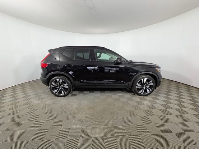 Used 2025 Volvo XC40 B5 Plus image 2