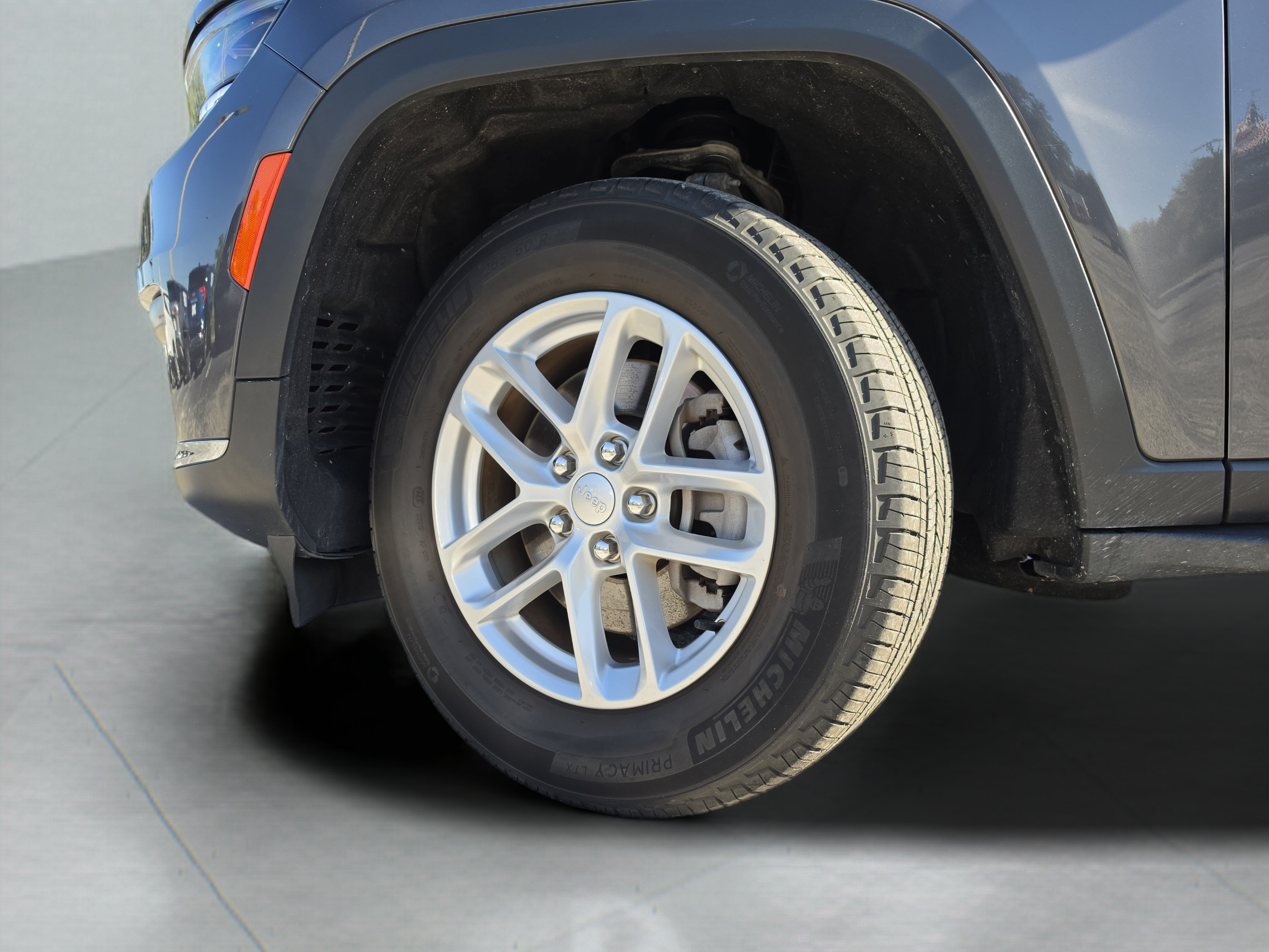 Used 2024 Jeep Grand Cherokee L Laredo RWD image 38