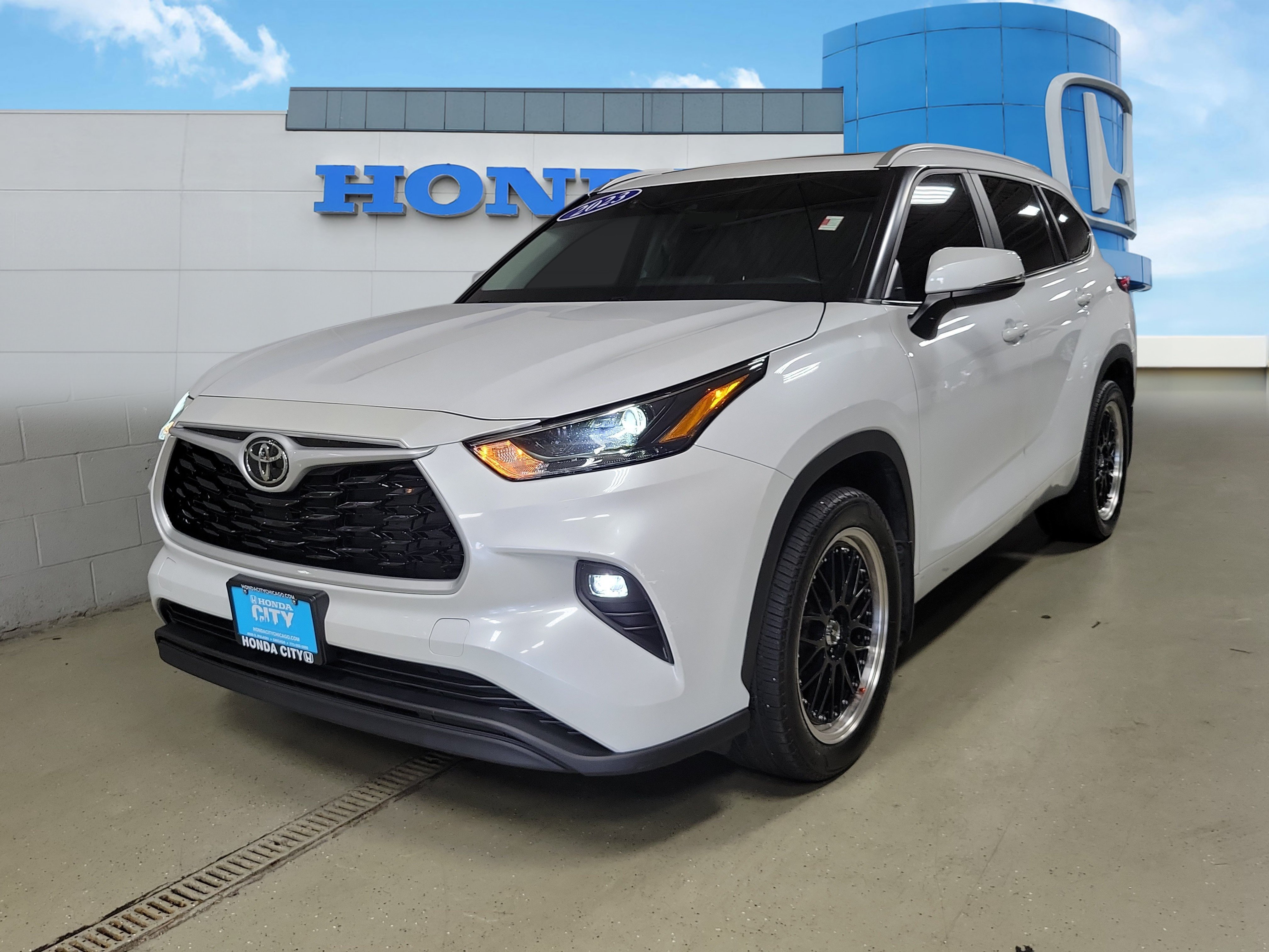 Used 2023 Toyota Highlander XLE AWD/4WD image 2