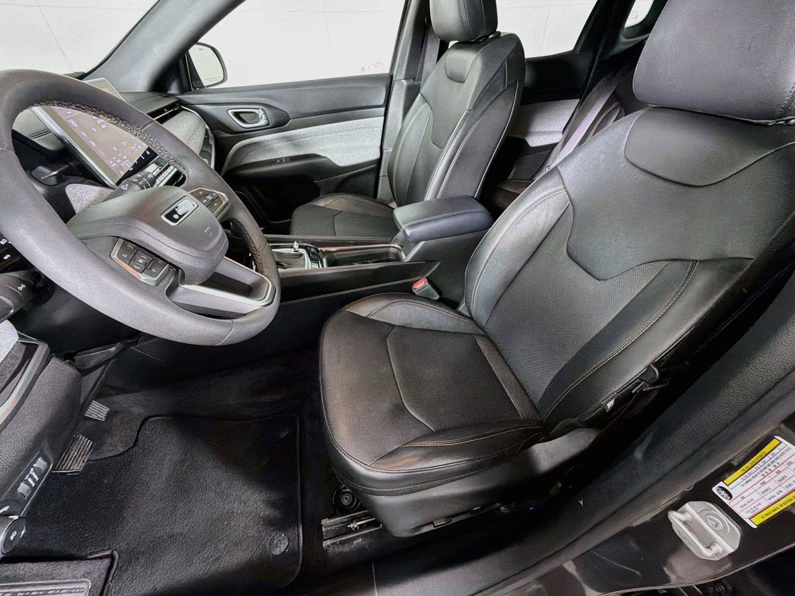 Used 2023 Jeep Compass Latitude AWD/4WD image 2