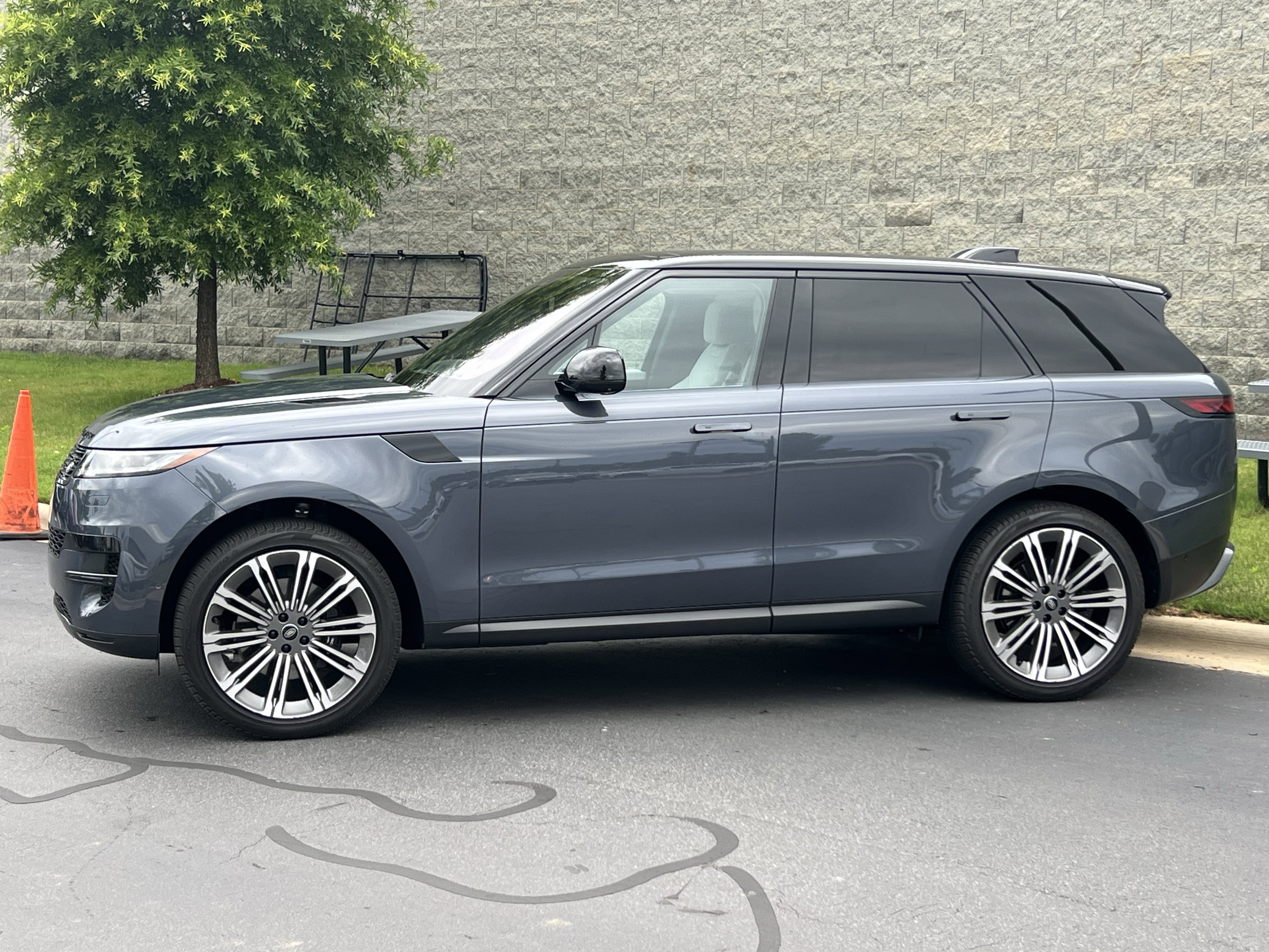Used 2023 Land Rover Range Rover Sport SE AWD/4WD image 2