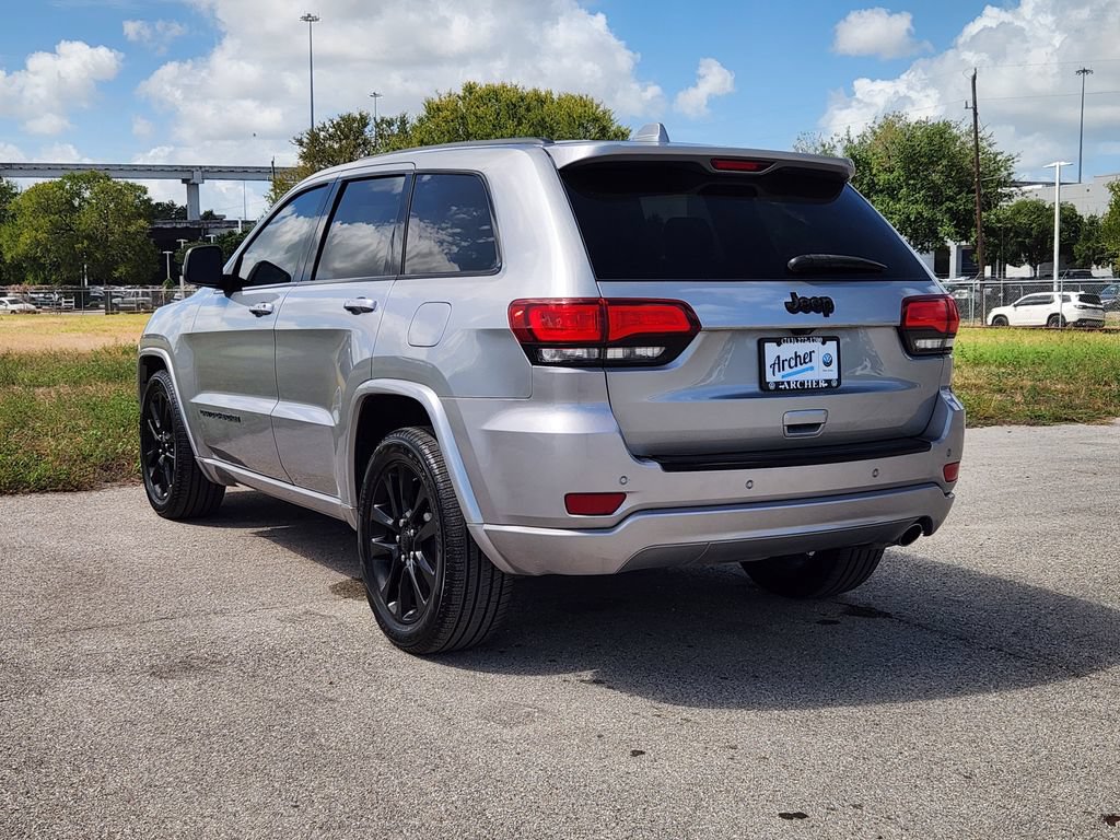 Used 2017 Jeep Grand Cherokee Altitude RWD image 4