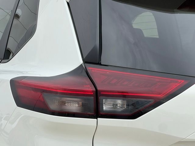 Used 2023 Nissan Rogue S image 11