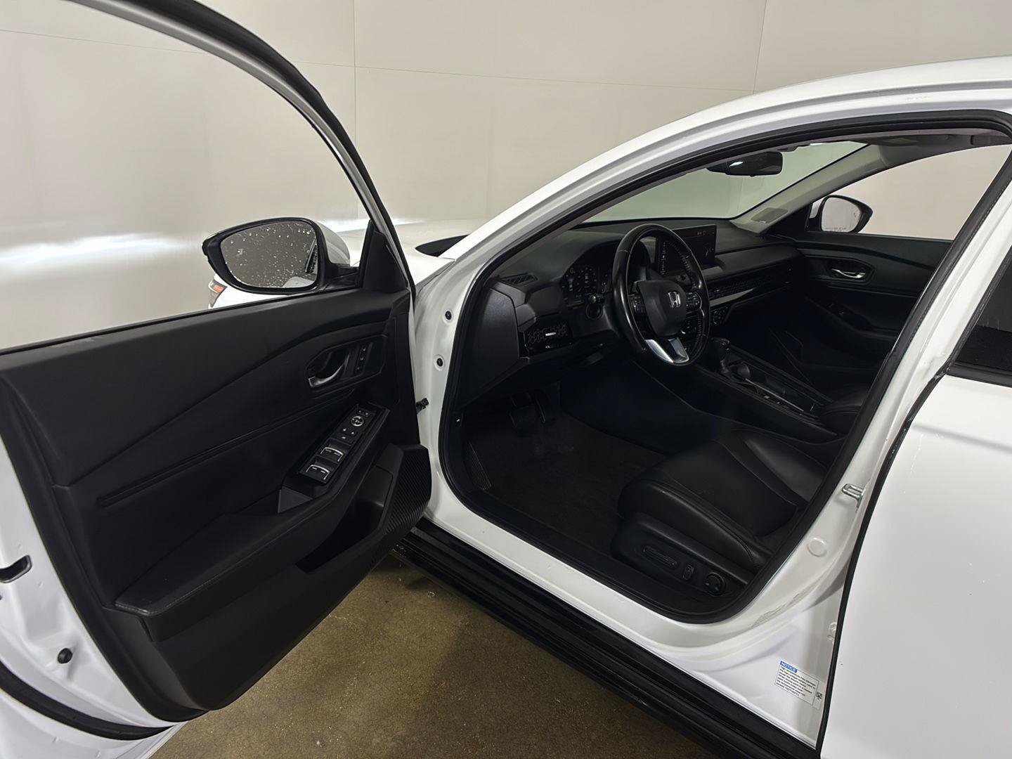 Used 2023 Honda Accord Touring image 2