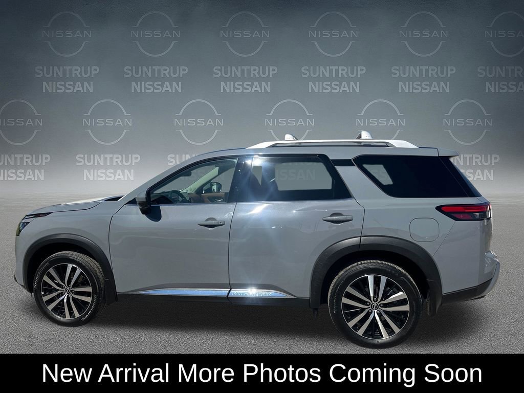 Used 2025 Nissan Pathfinder Platinum w/ Cargo Package image 3