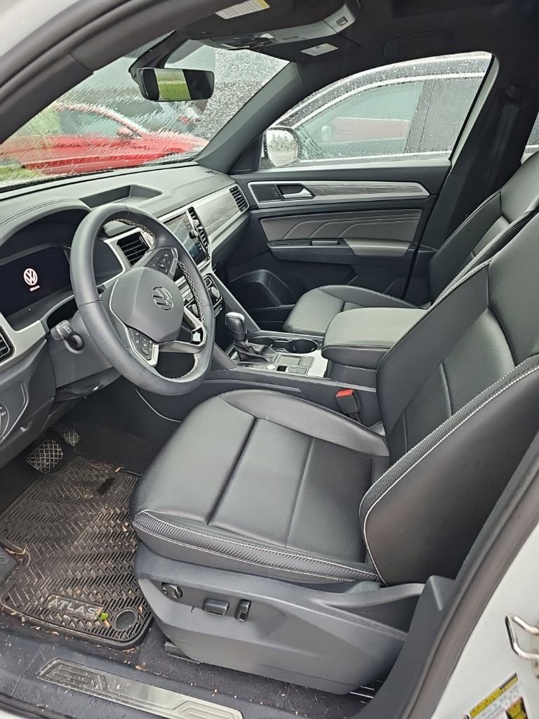 Used 2023 Volkswagen Atlas Cross Sport SE w/ Panoramic Sunroof Package FWD image 1