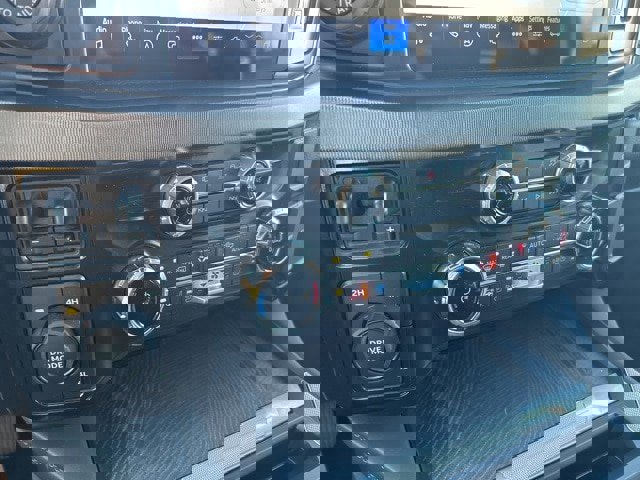 Used 2025 Ford F450 Platinum w/ FX4 Off-Road Package image 26