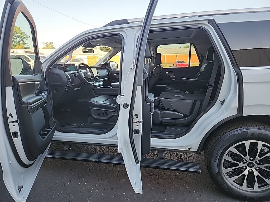 Used 2025 Ford Expedition Platinum AWD/4WD image 9